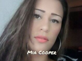 Mia_Cooper
