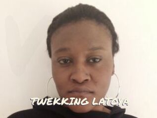 TWEKKING_LATOYA
